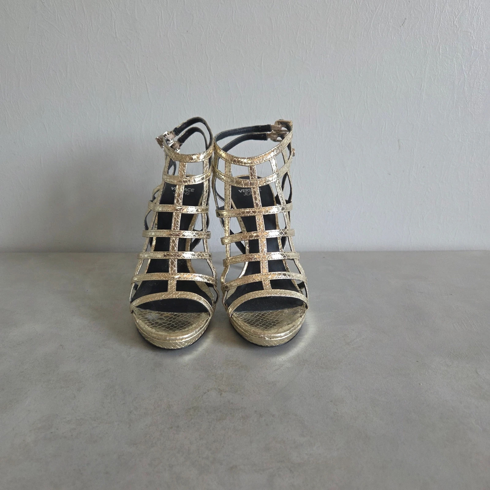 Chaussures a talons haut talons aiguille taille 36 versace jeans or doré – Versace Jeans – taille 36 3