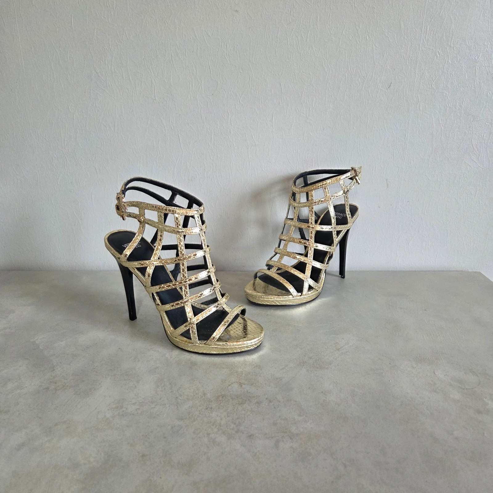 Chaussures a talons haut talons aiguille taille 36 versace jeans or doré