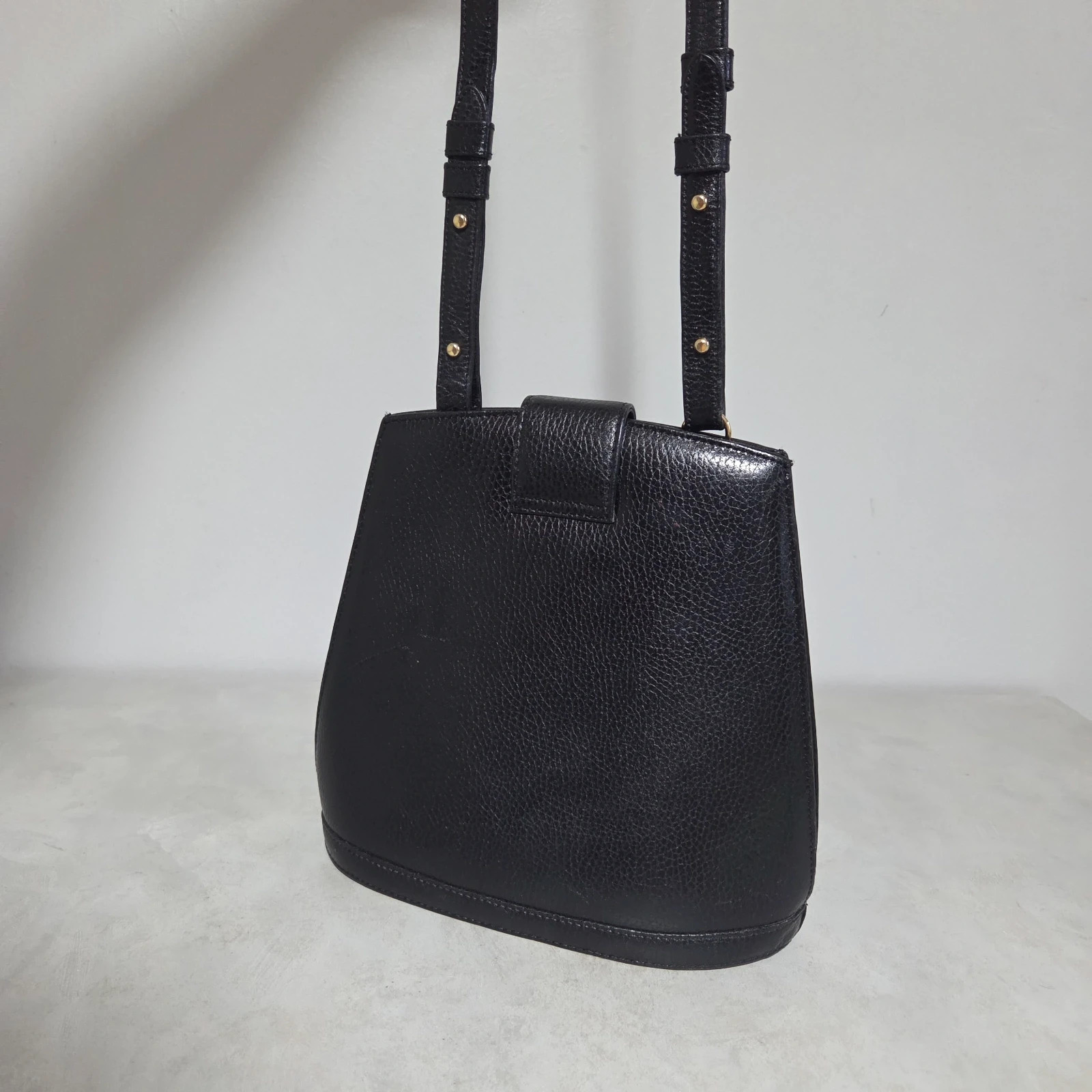 Sac à main bandoulière vintage Pourchet Paris cuir noir Fermoir doré – Élégant & intemporel – Pourchet 4