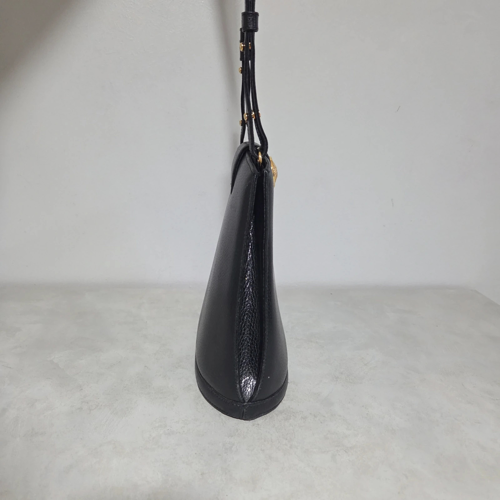 Sac à main bandoulière vintage Pourchet Paris cuir noir Fermoir doré – Élégant & intemporel – Pourchet 5