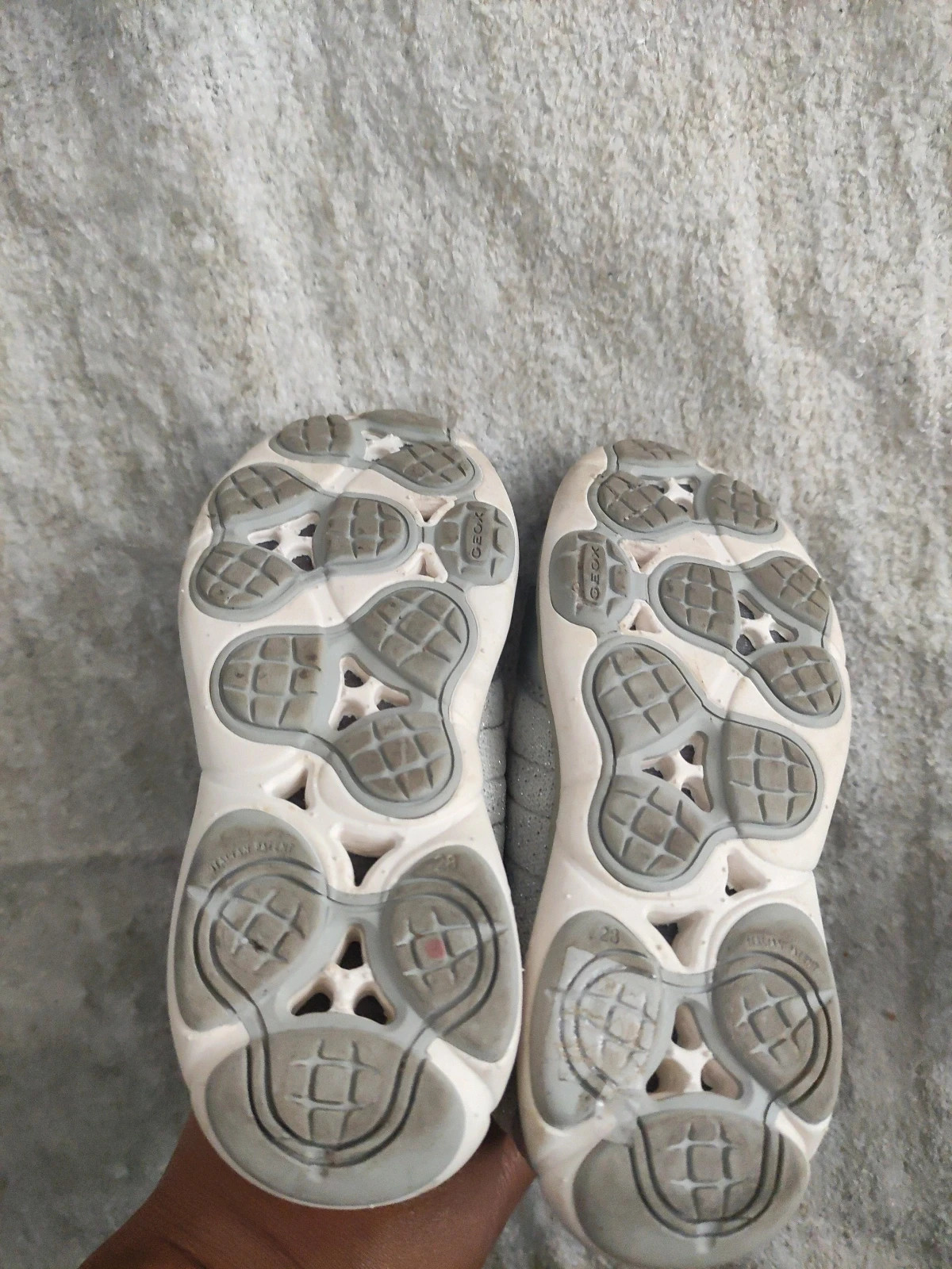 Baskets Geox grises et argentées – Pointure 28 – Geox – taille 28 4