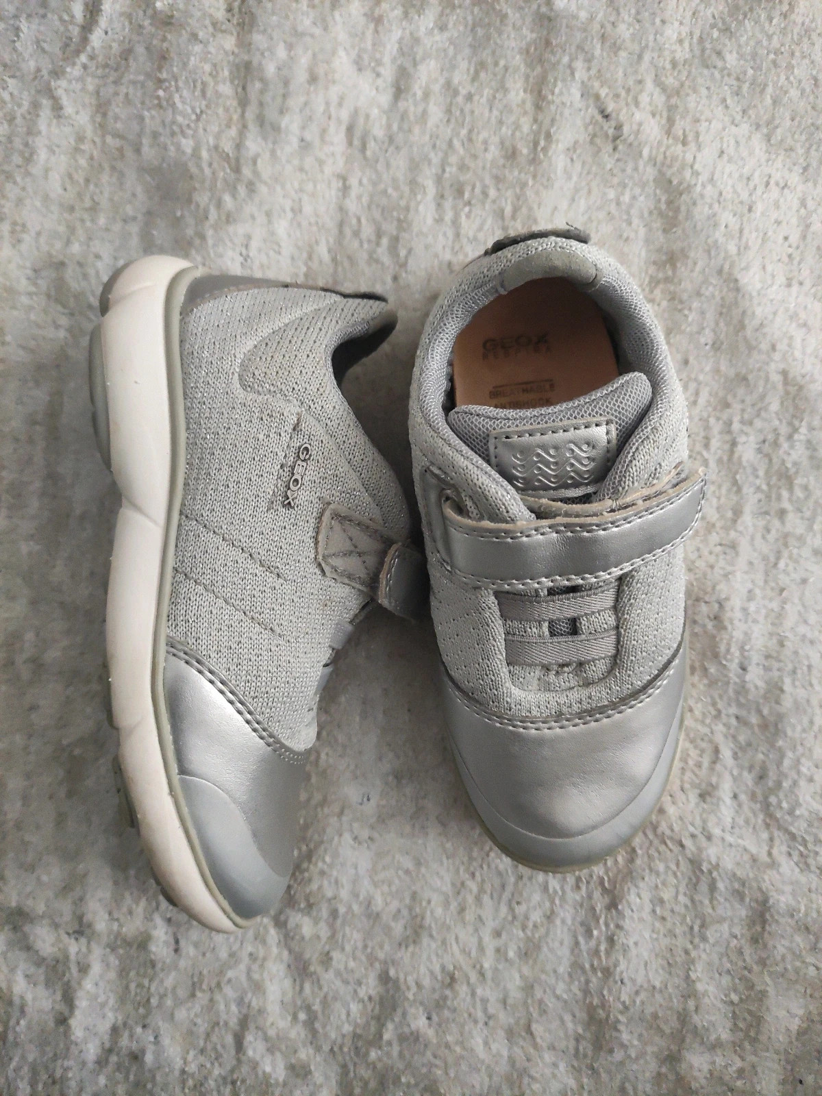 Baskets Geox grises et argentées – Pointure 28