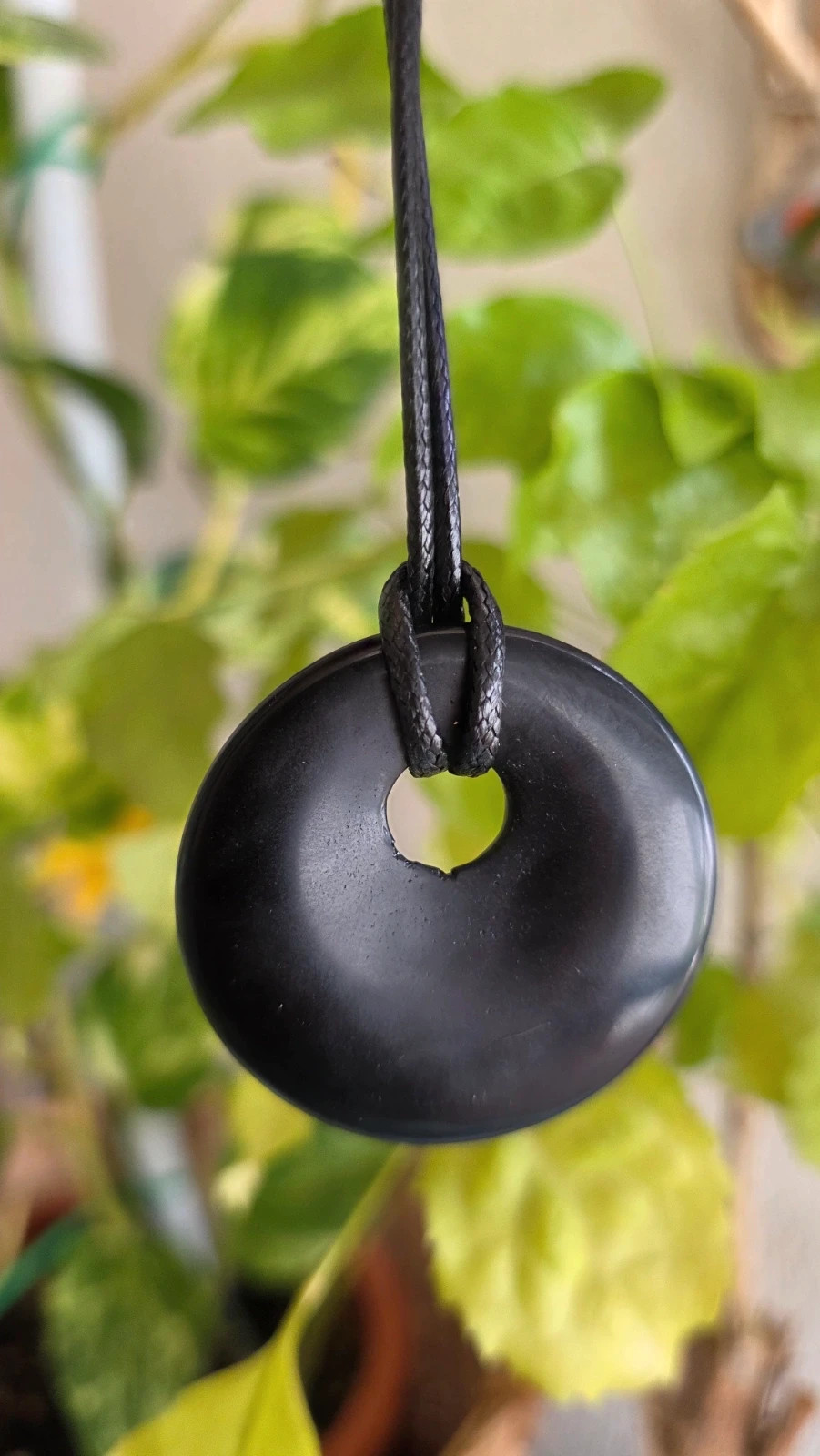 Colgante Amuleto de Obsidiana Negra Natural - Disco Pi / Dona – Hecho a Mano