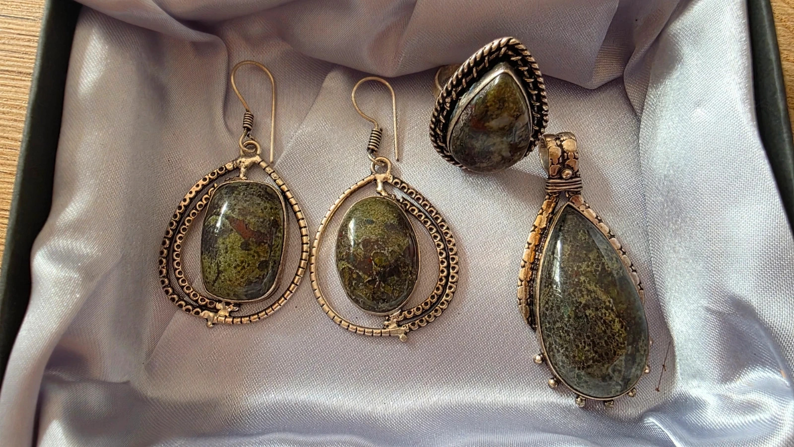 Conjunto artesanal étnico Anillo talla 16, pendientes y colgante– Piedra natural verde