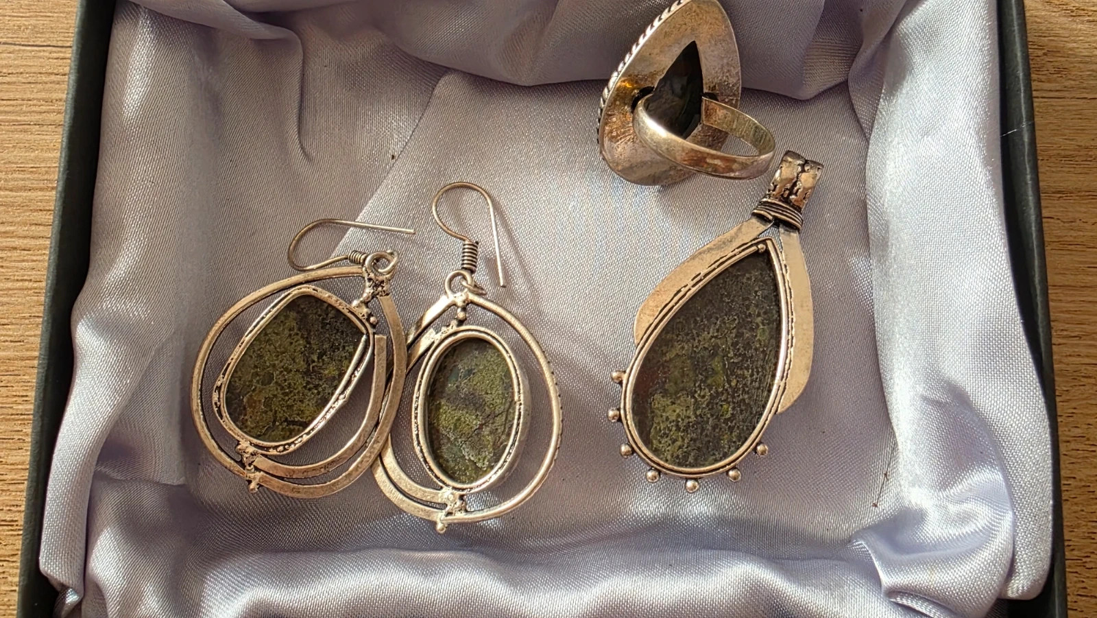 Conjunto artesanal étnico Anillo talla 16, pendientes y colgante– Piedra natural verde 2