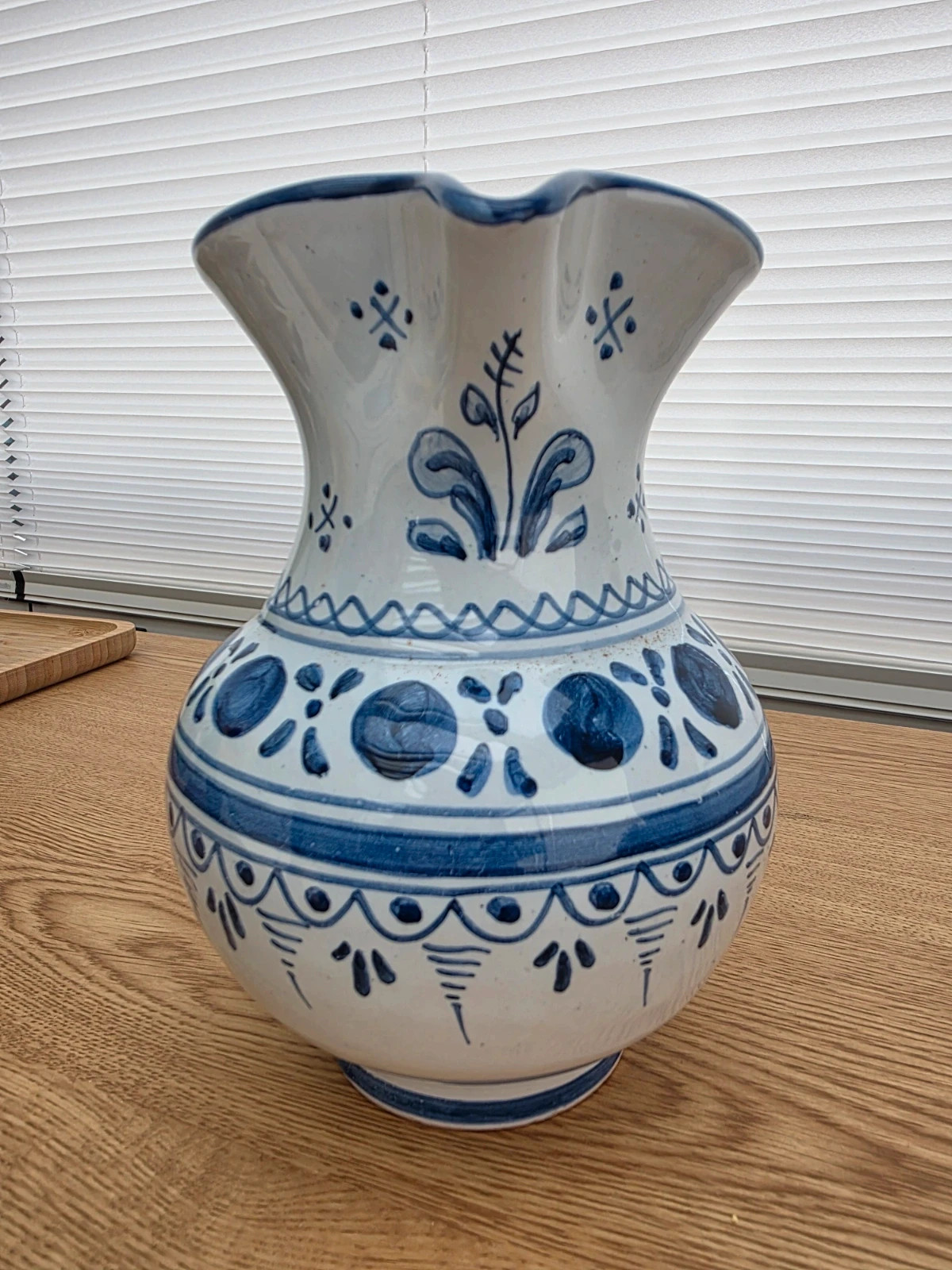 Jarrón de Talavera artesanal pintado a mano 💙🤍 Cerámica española – Talavera 4