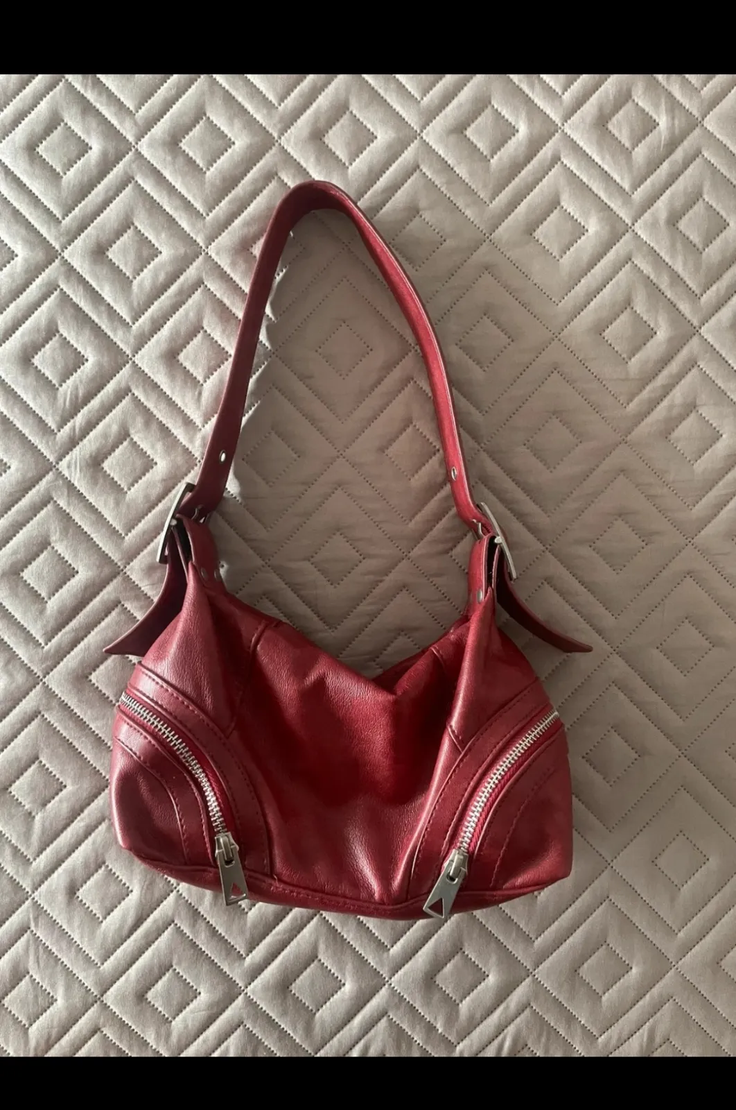 Sac à main rouge en cuir