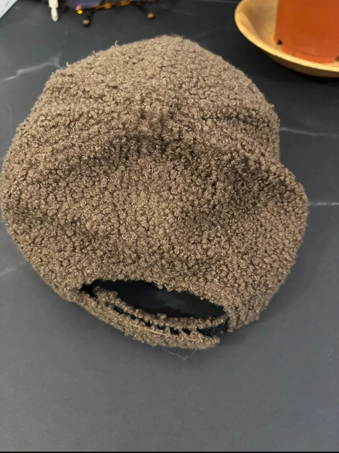 Casquette en moumoute marron avec lettre C