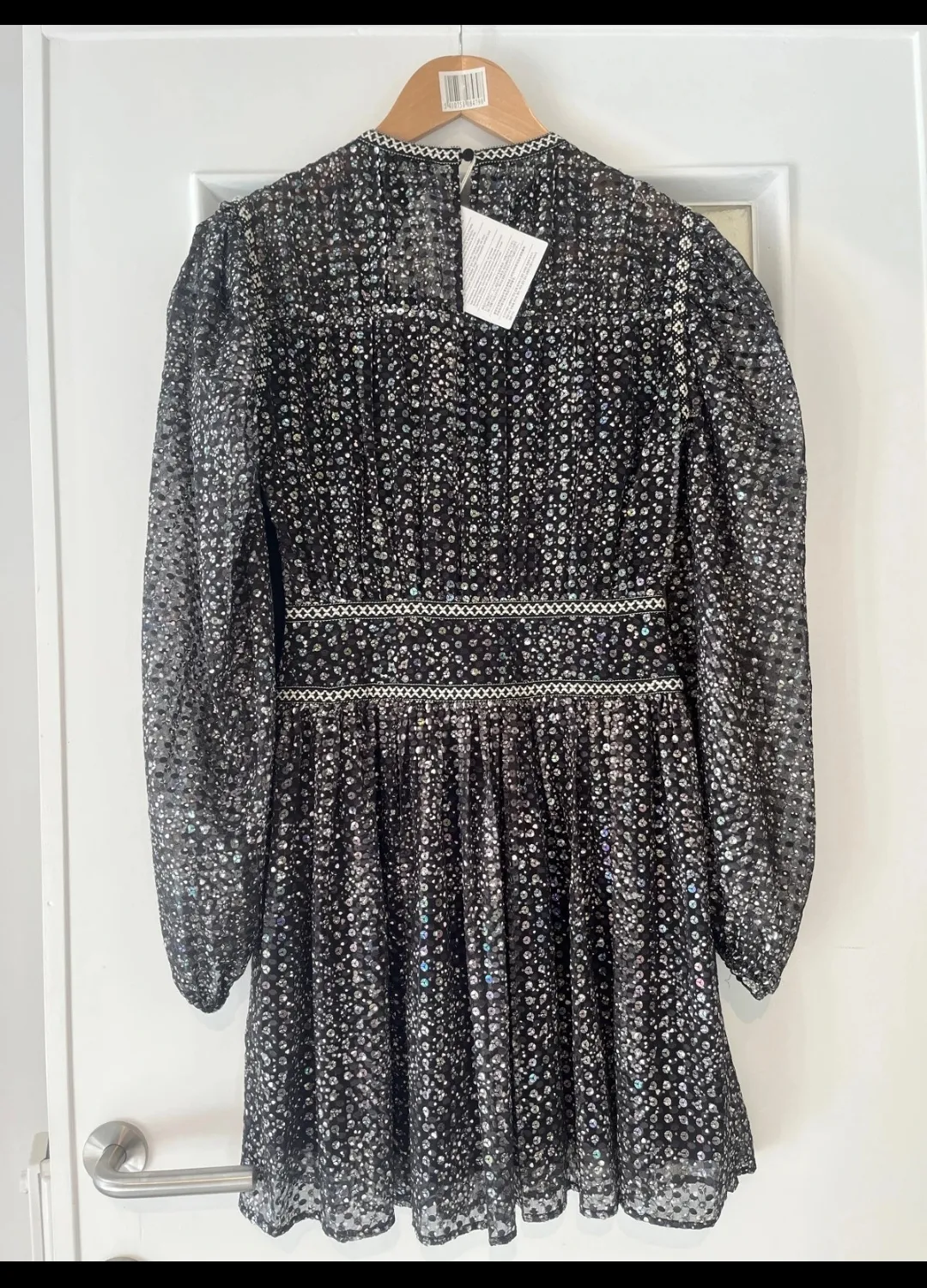 Robe courte noire à détails métallisés 2