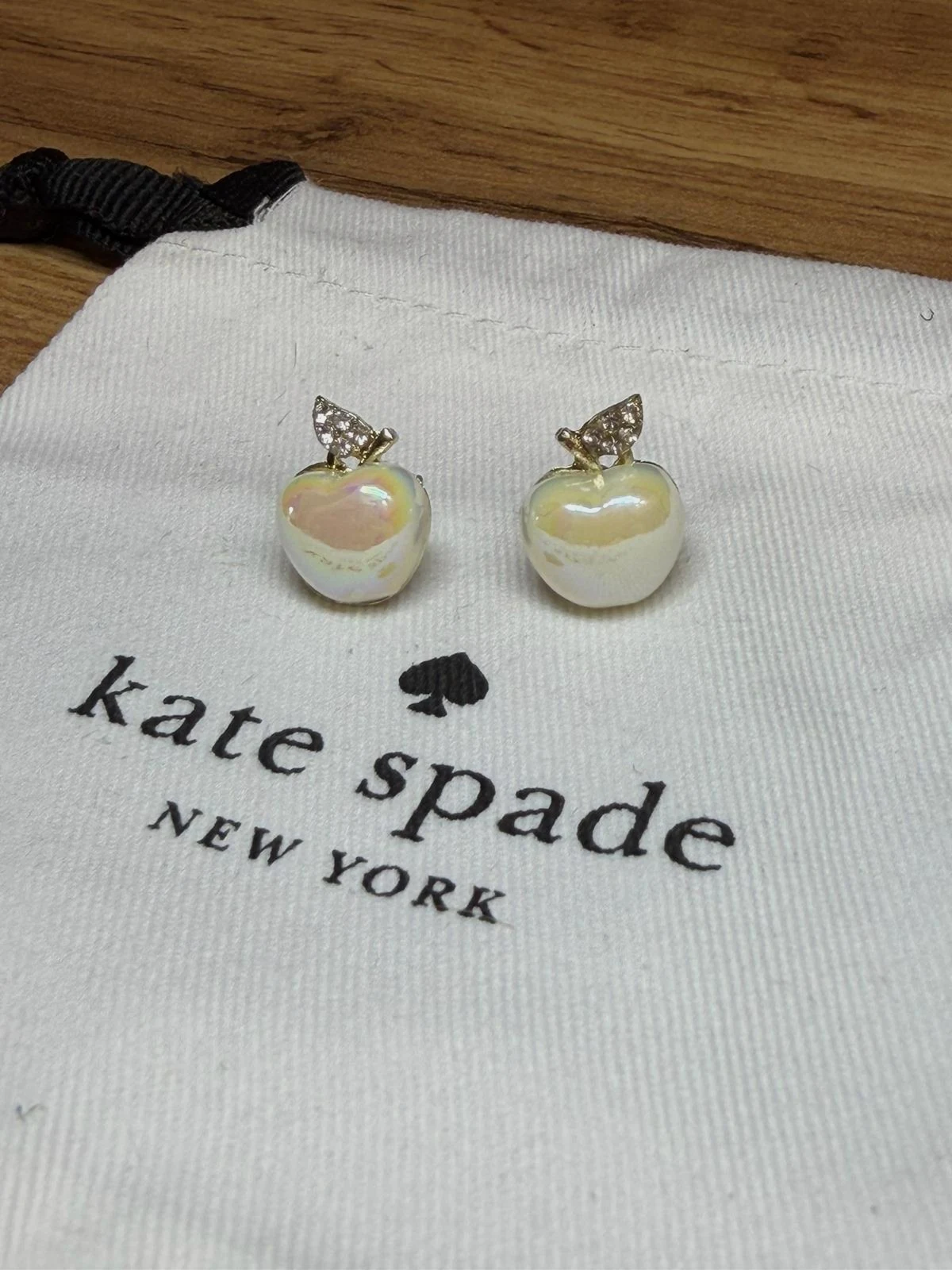 Boucles d'oreilles Kate Spade pomme nacrée