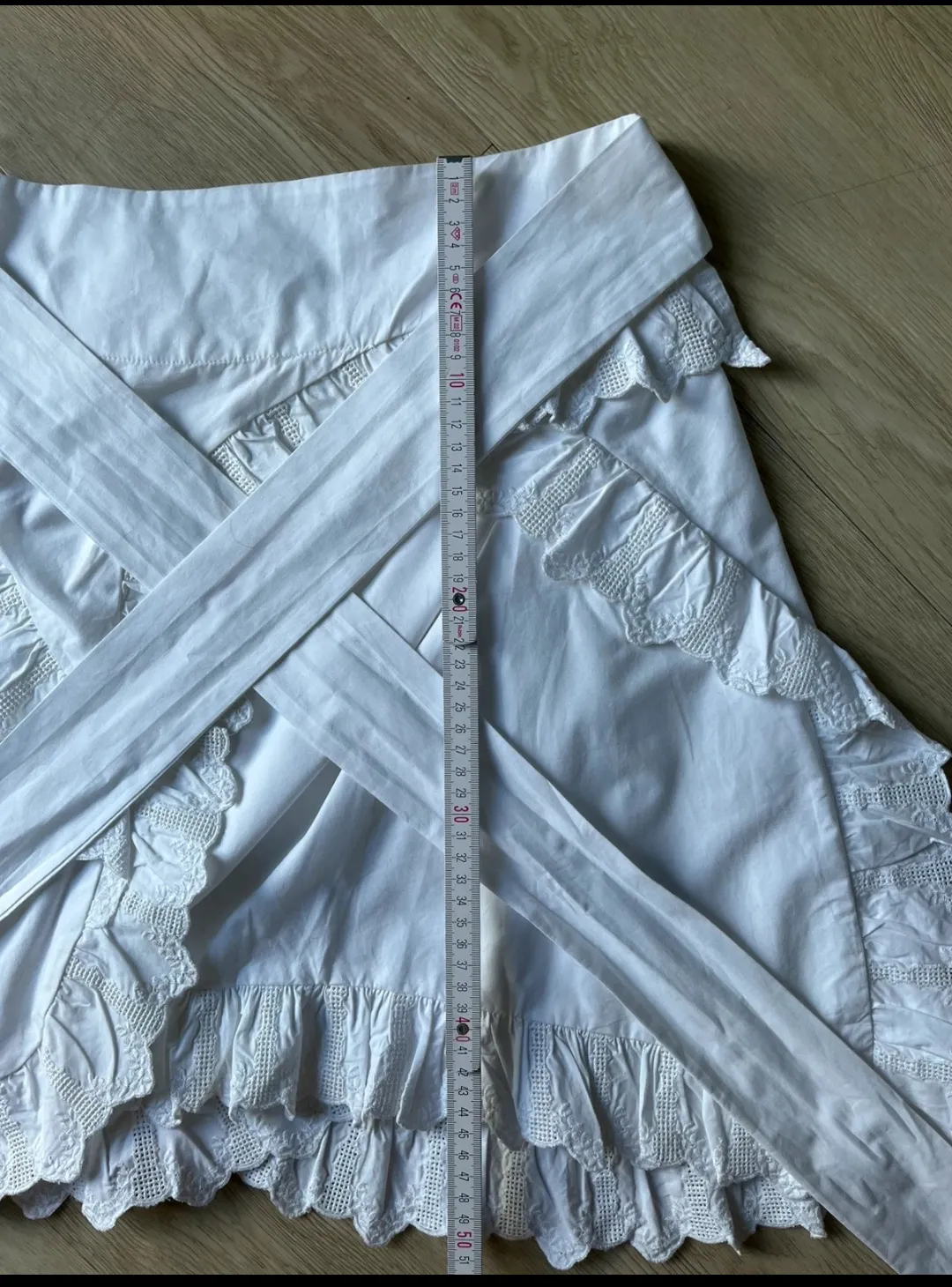 Jupe portefeuille blanche à volants et détails brodés 3