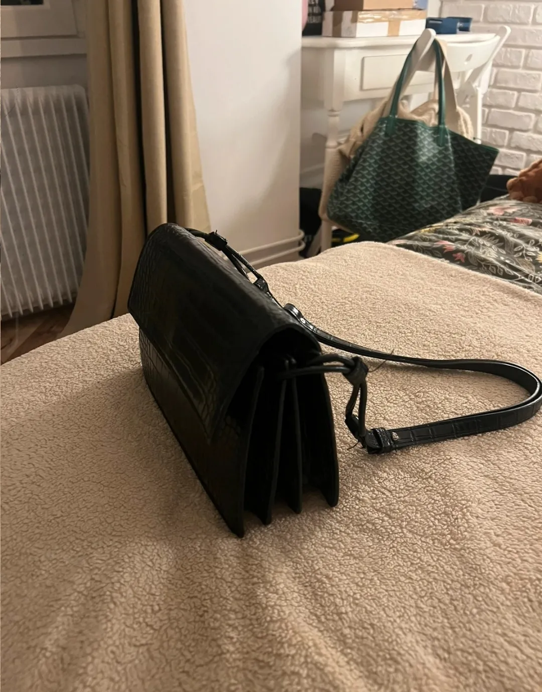 Sac à main noir effet crocodile Mango 3