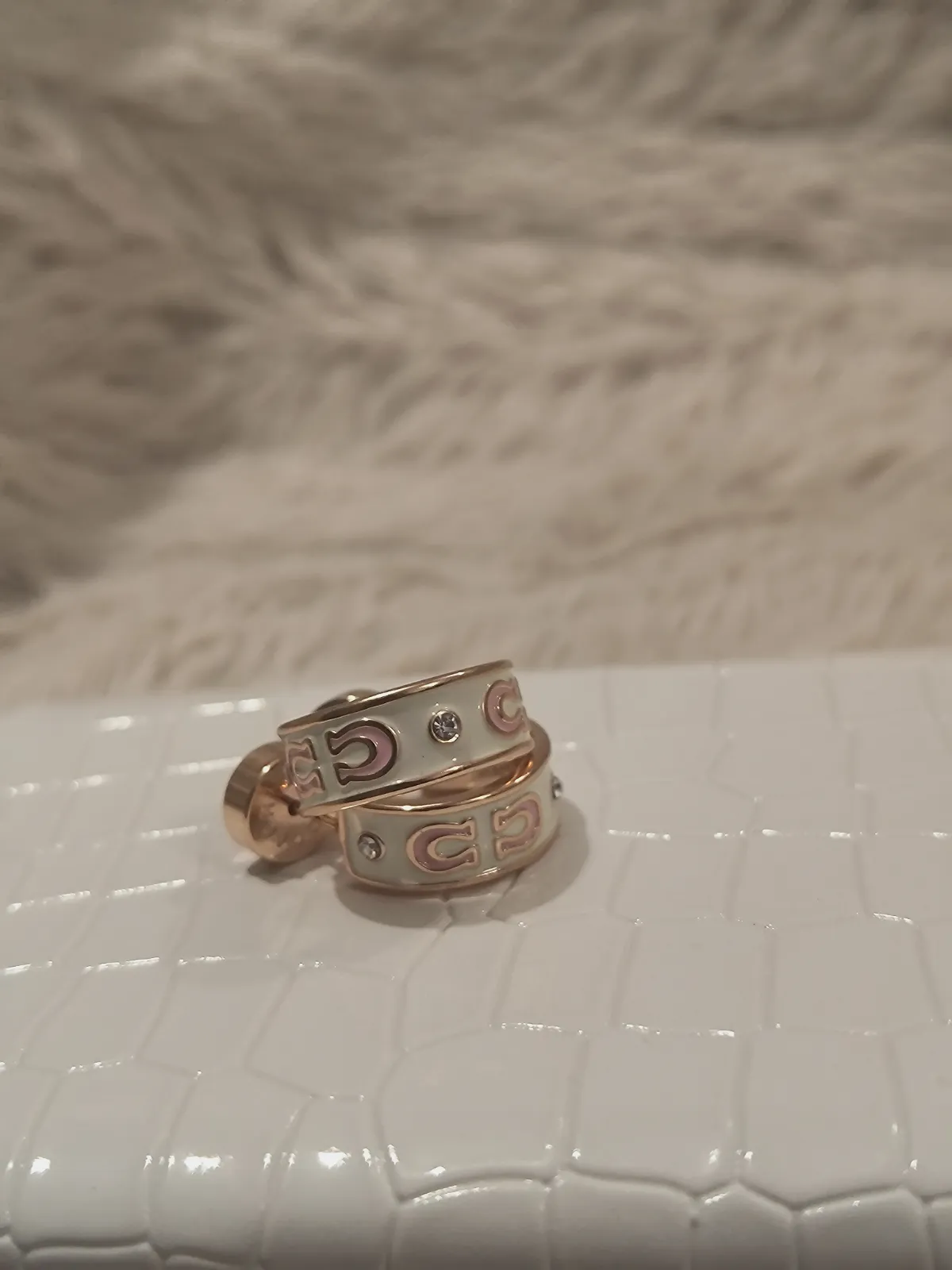 Boucles d'oreilles créoles Coach émail blanc et rosé – Coach – taille Taille unique 3