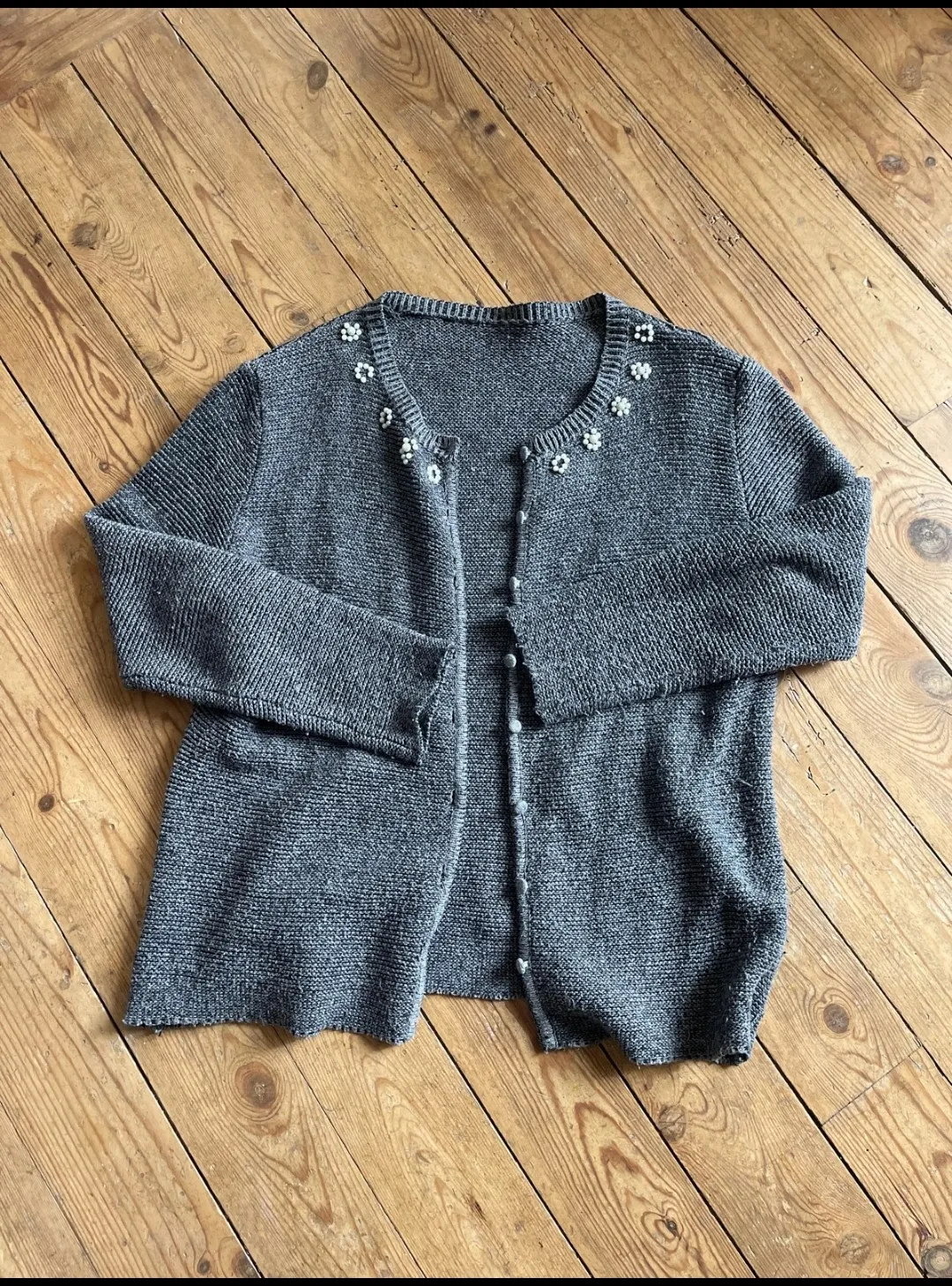 Gilet gris orné de perles