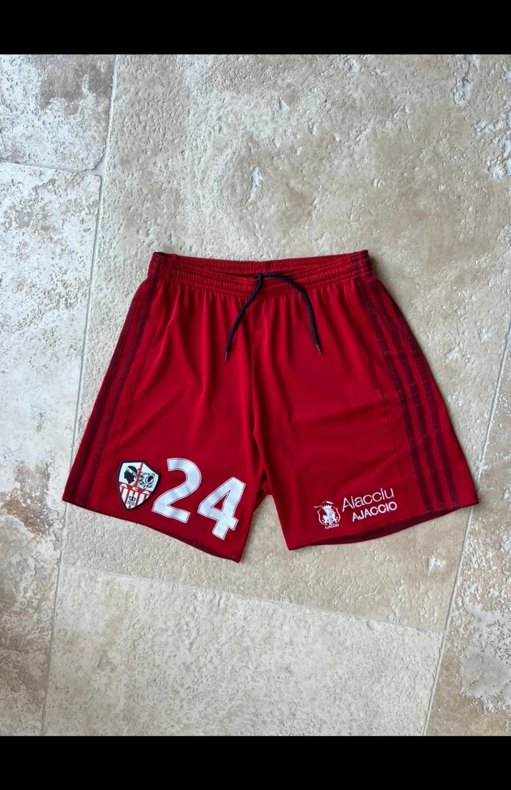 Short de sport rouge numéro 24