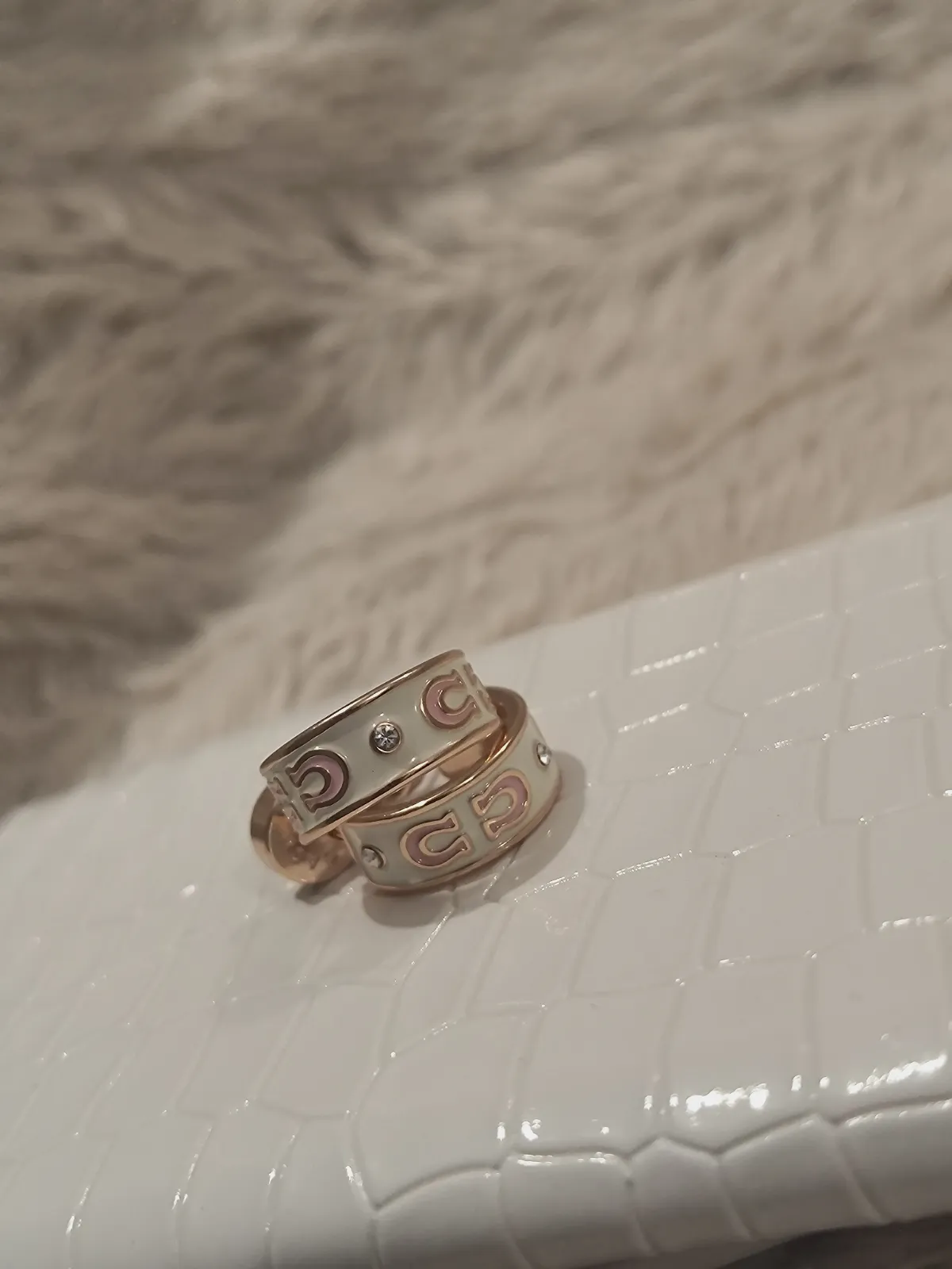 Boucles d'oreilles créoles Coach émail blanc et rosé – Coach – taille Taille unique 5
