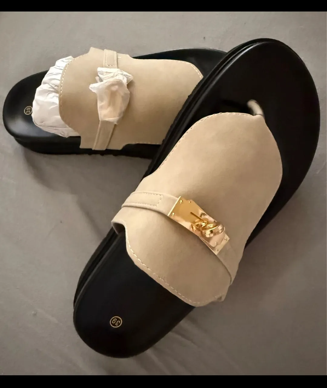 Sandales beige chaîne dorée noire