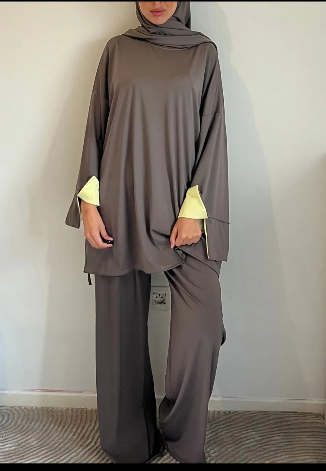 Ensemble hijab gris taupe manches jaunes 3