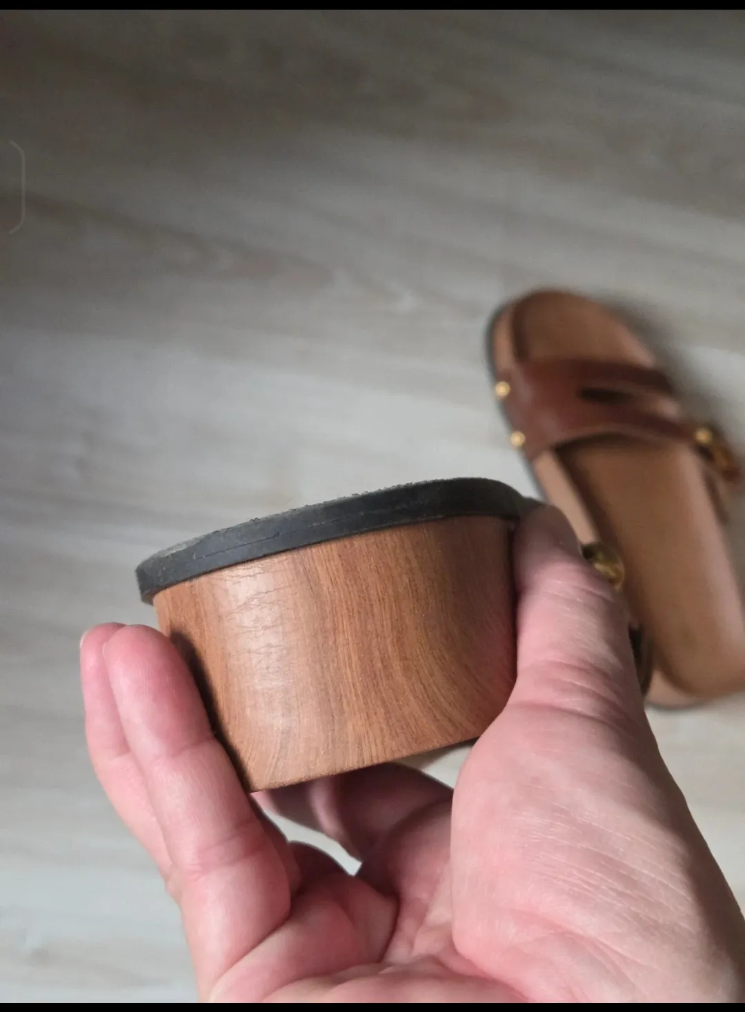 Sandales cuir marron boucle dorée 5