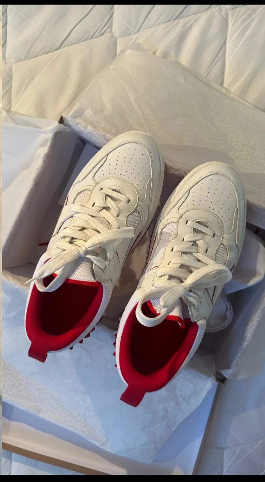 Baskets blanches et rouges neuves avec boîte en 42.5 4