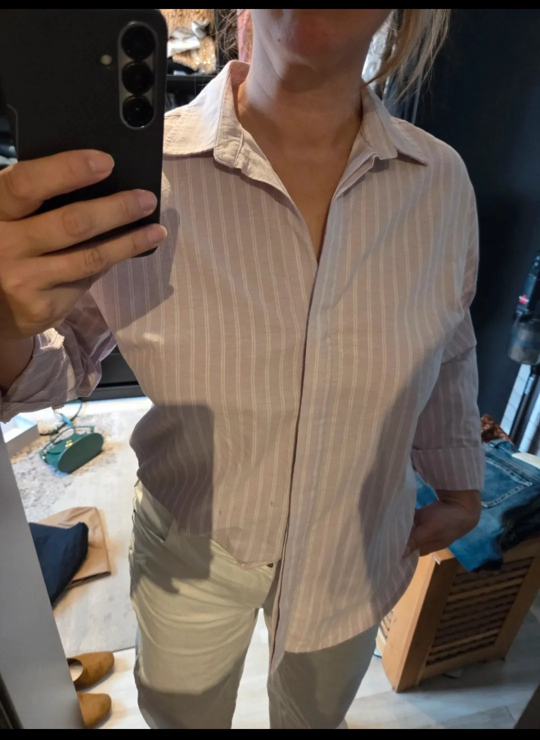 Chemise beige à rayures fines