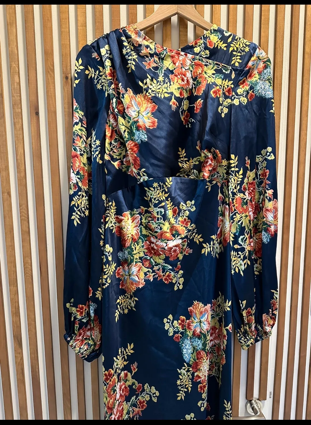 Robe longue satinée à fleurs 3