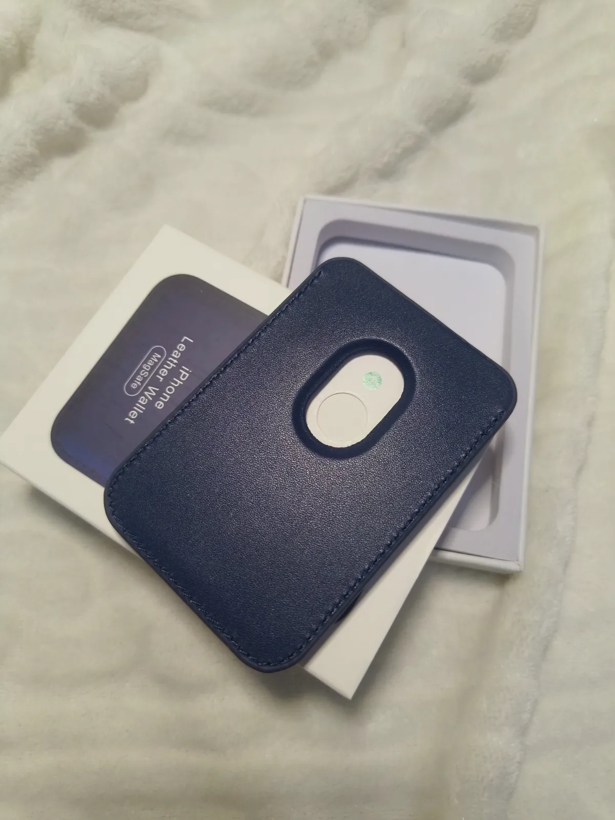 Porte-cartes MagSafe en cuir Apple bleu marine – Apple 2