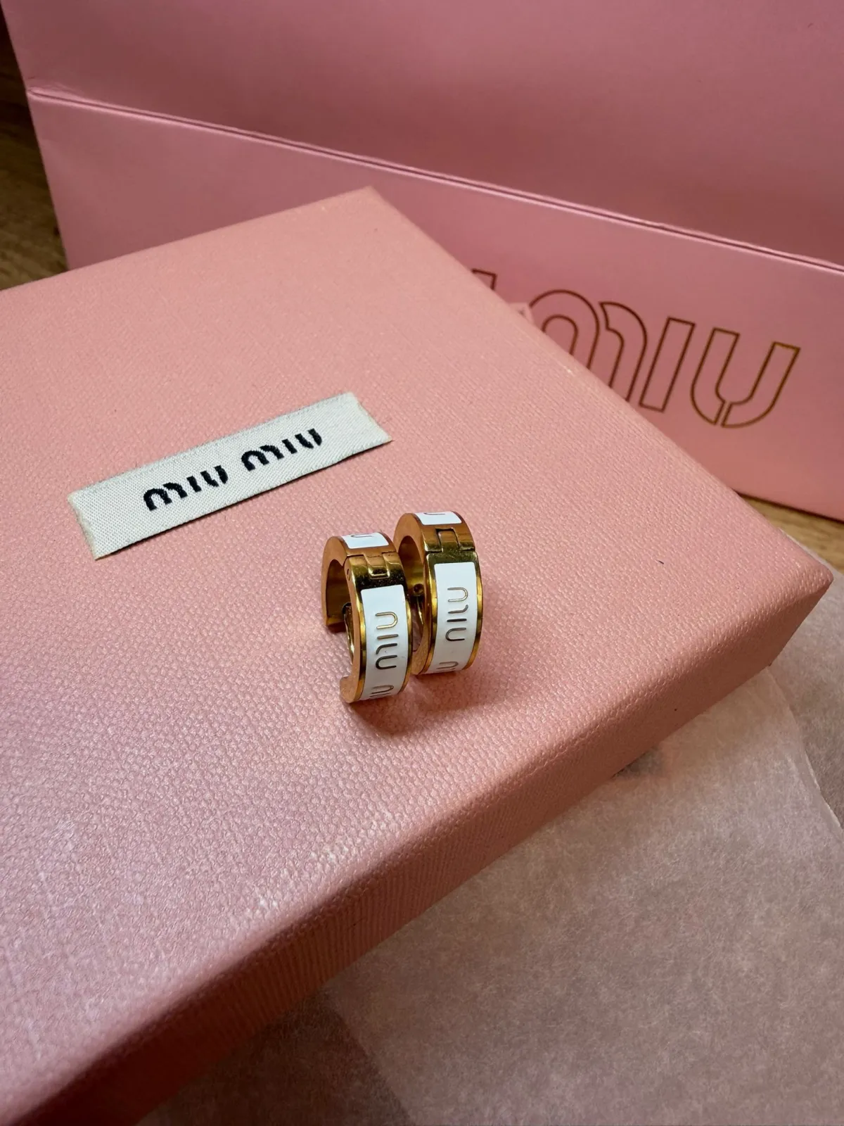 Boucles d'oreilles créoles Miu Miu dorées et blanches – Miu Miu – taille Taille unique 2