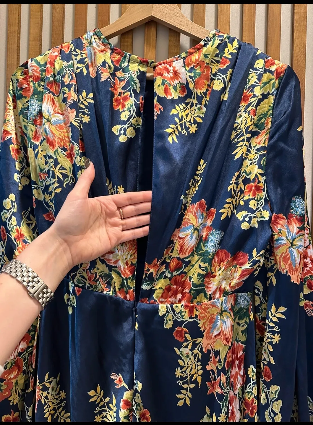 Robe longue satinée à fleurs 2