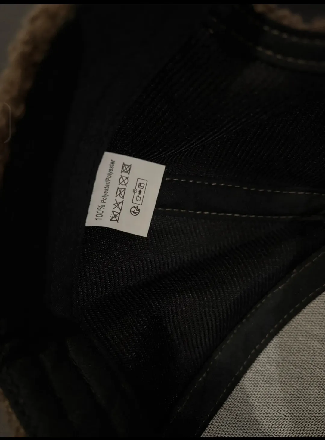 Casquette en moumoute marron avec lettre C 2