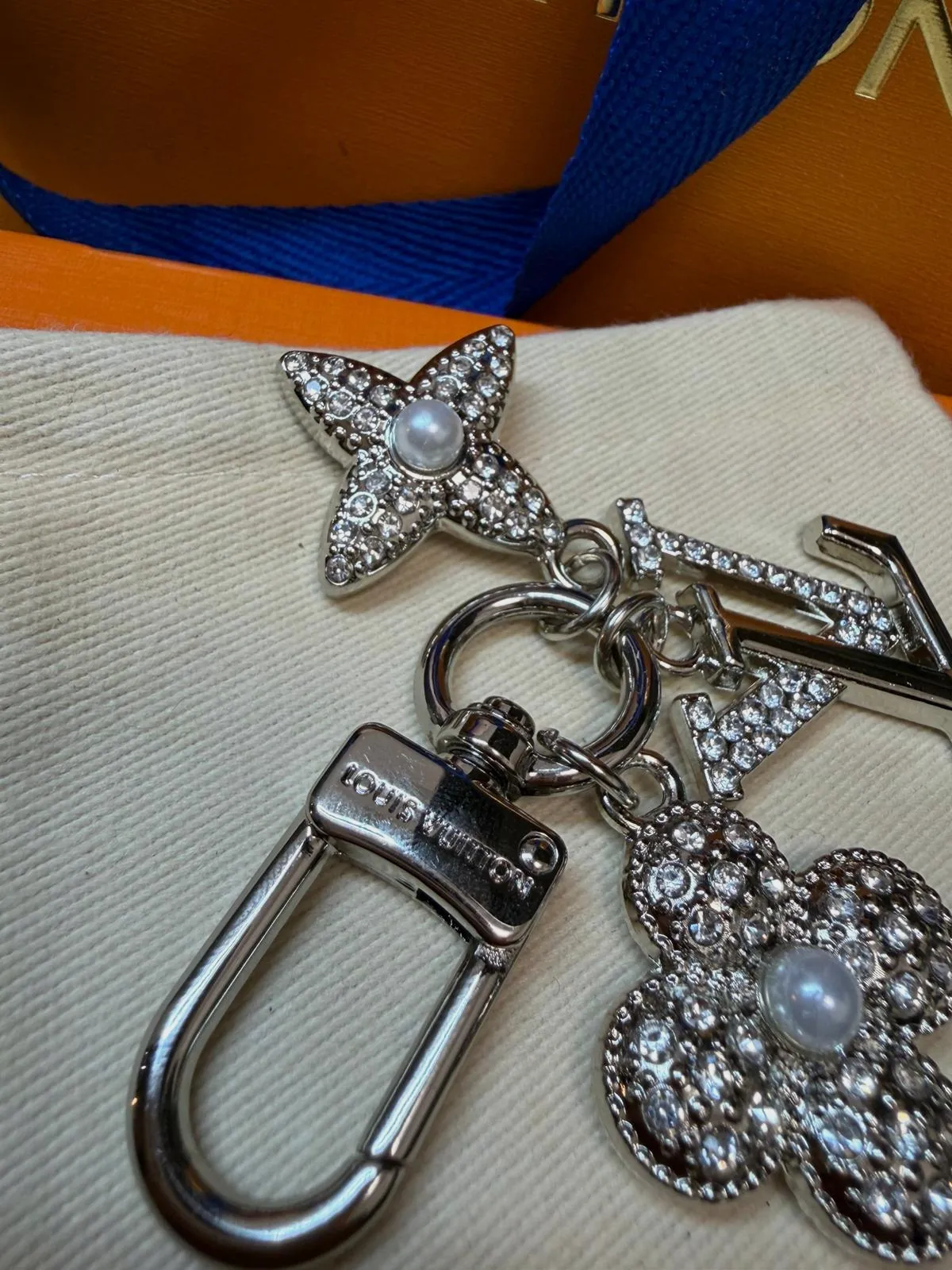 Bijou de sac Louis Vuitton argenté avec strass – Louis Vuitton – taille Taille unique 7