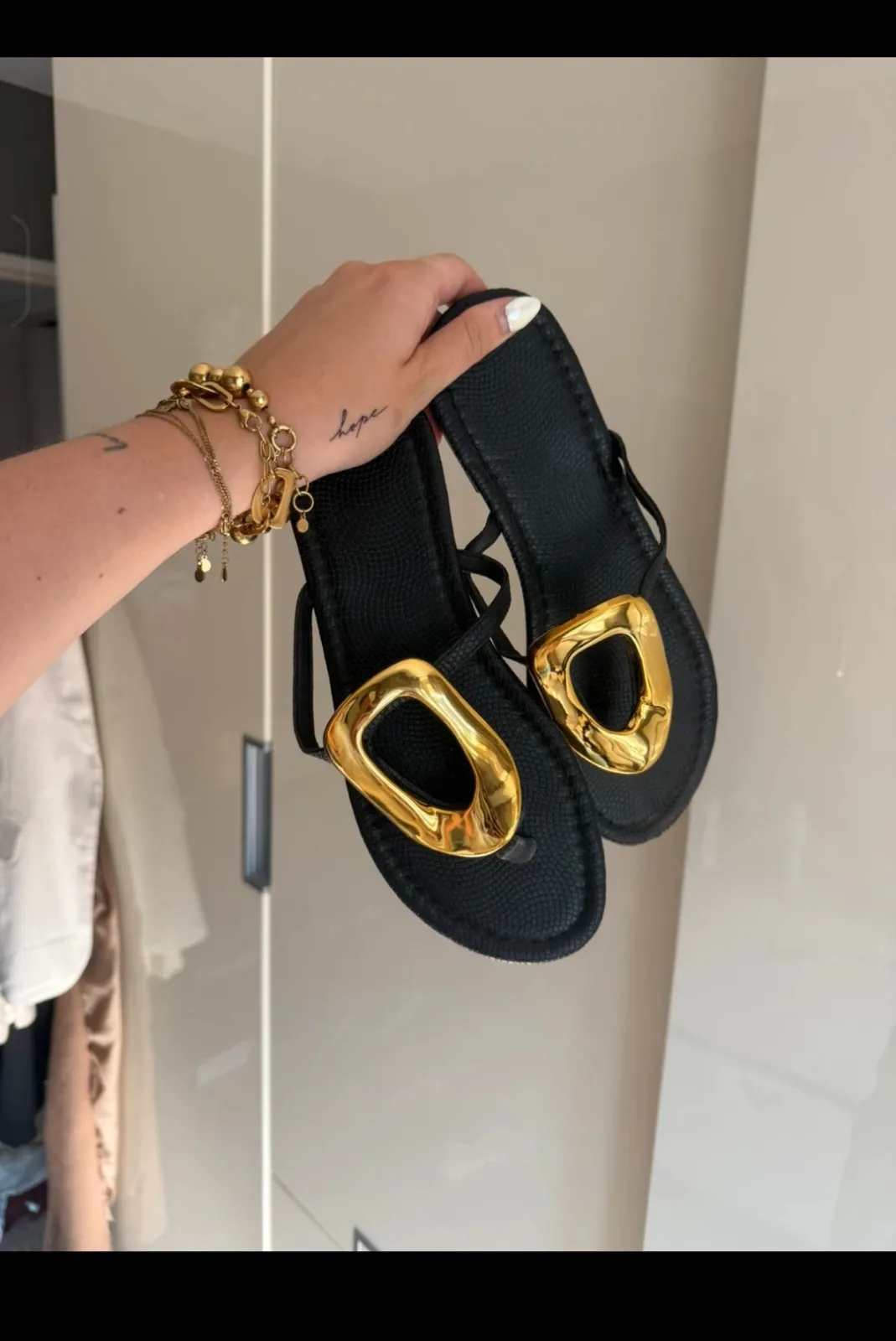Chaussons noirs boucles dorées