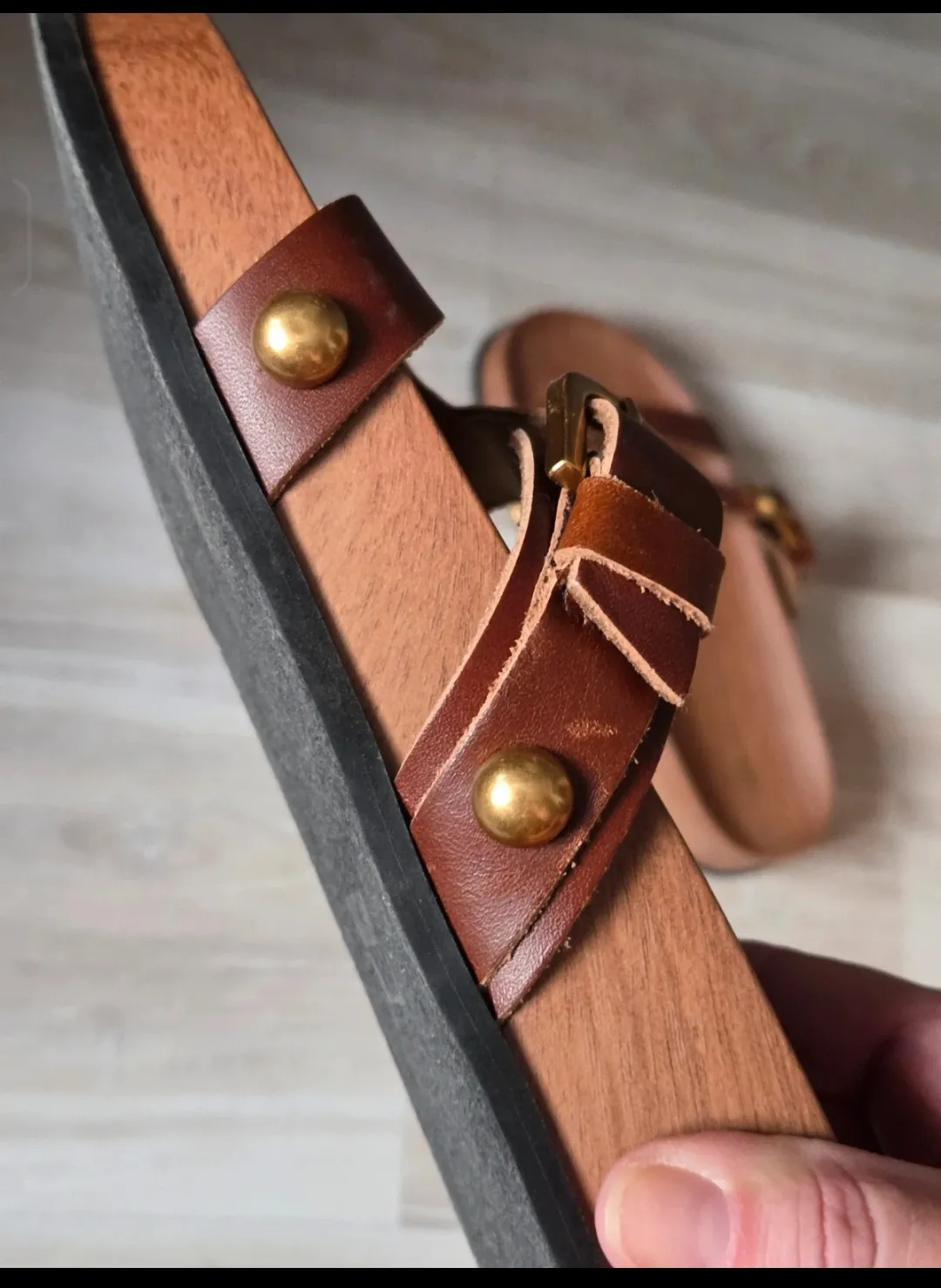 Sandales cuir marron boucle dorée 4