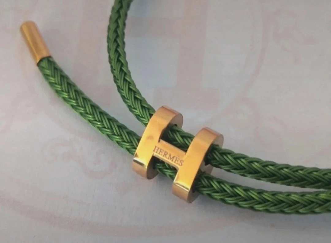 Bracelet Hermès en cordon tressé vert et fermoir H