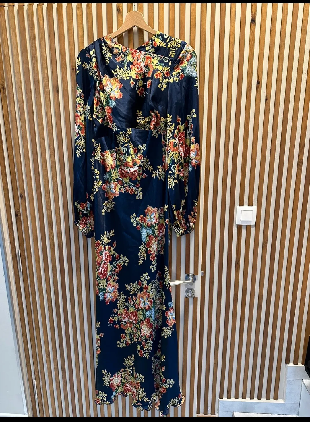 Robe longue satinée à fleurs