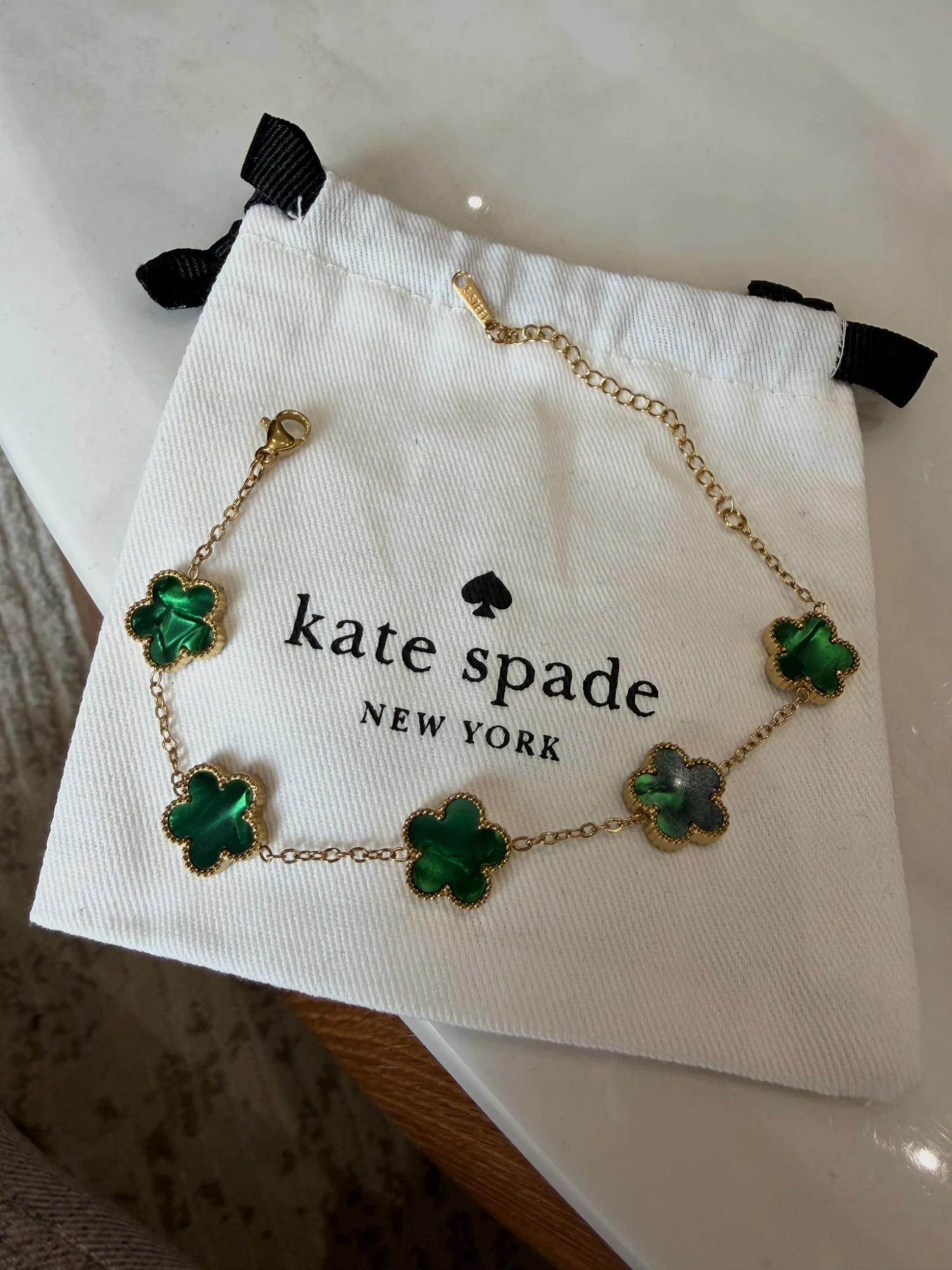 Bracelet Kate Spade motif trèfles verts et dorés