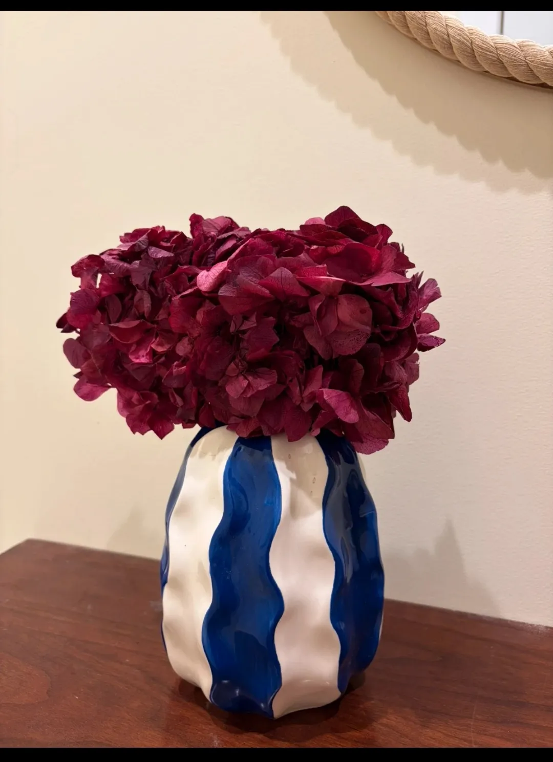 Vase bleu blanc fleurs hortensia bordeaux 2