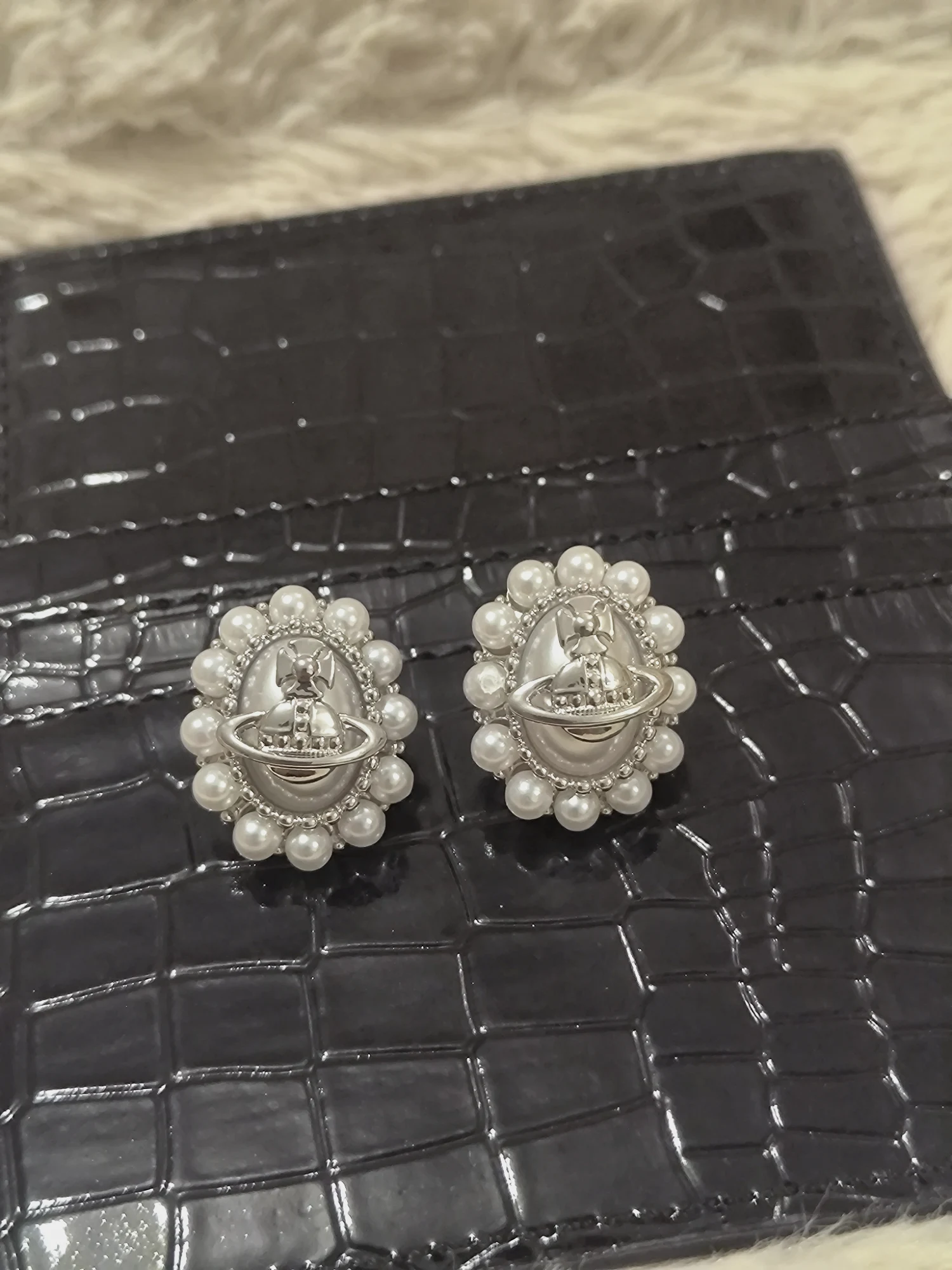 Boucles d'oreilles orbe et perles Vivienne Westwood