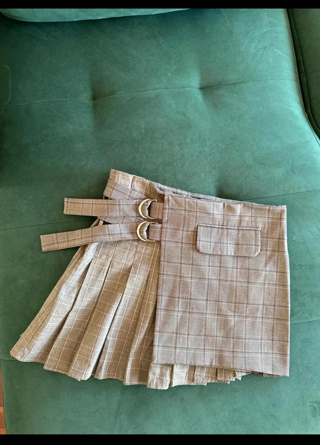 Jupe à carreaux beige avec ceinture dorée