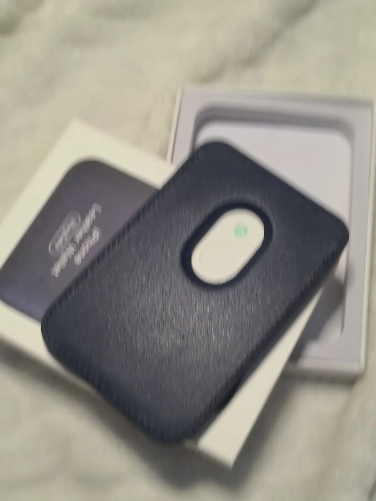 Porte-cartes MagSafe en cuir Apple bleu marine – Apple 3