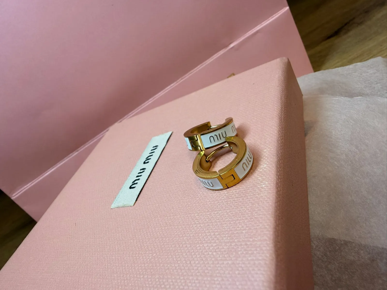 Boucles d'oreilles créoles Miu Miu dorées et blanches – Miu Miu – taille Taille unique 5