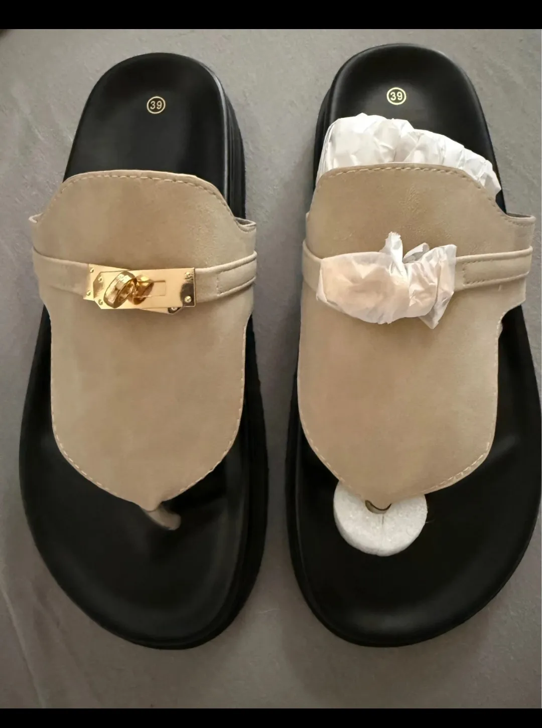 Sandales beige chaîne dorée noire 2