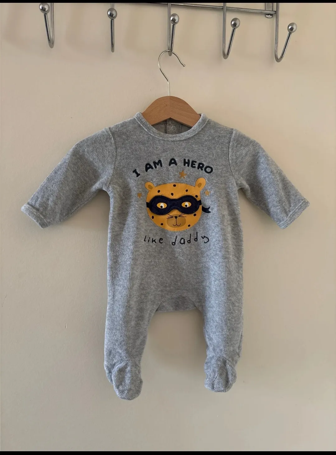 Pyjama bébé gris motif léopard super-héros
