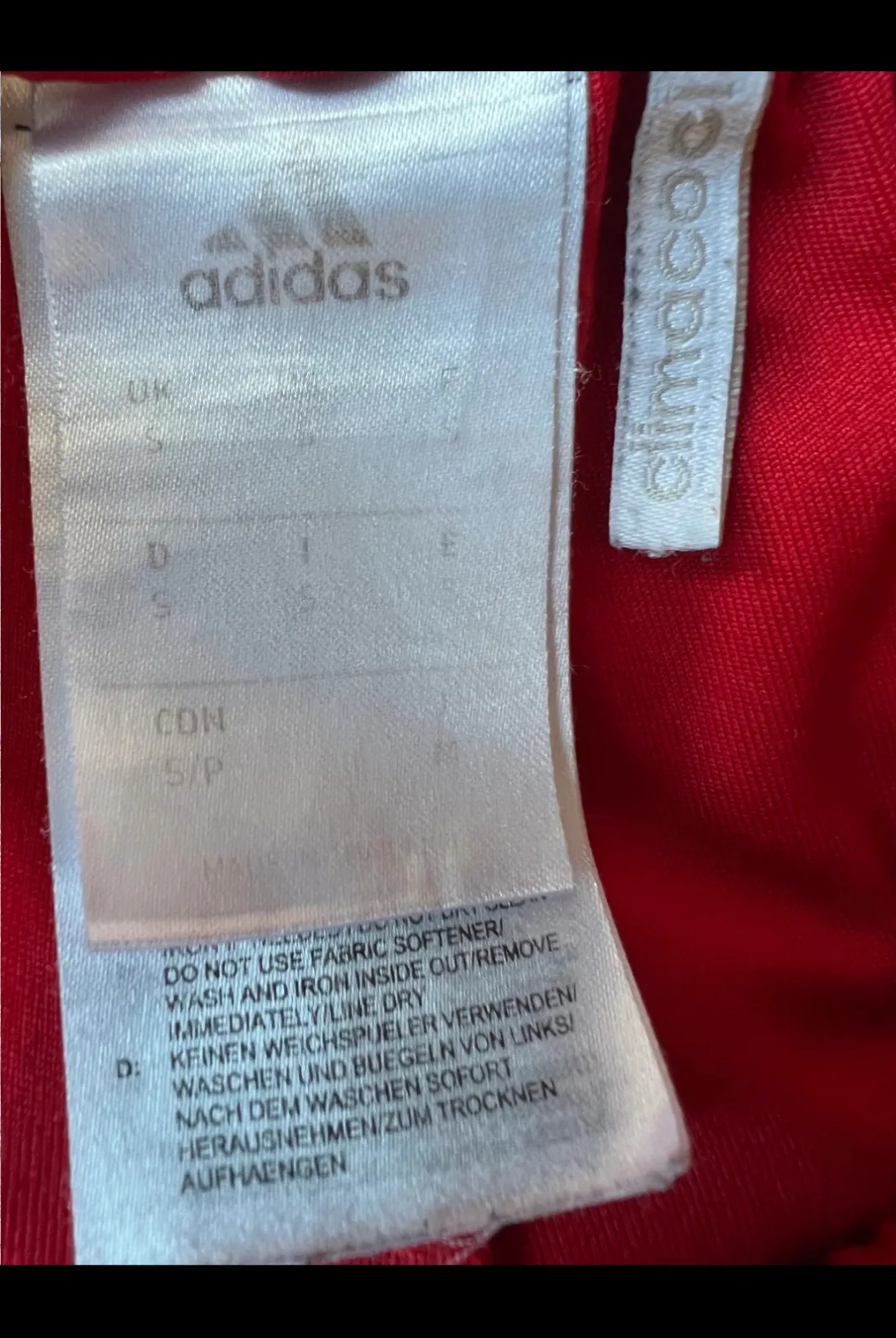 Short de sport rouge numéro 24 3