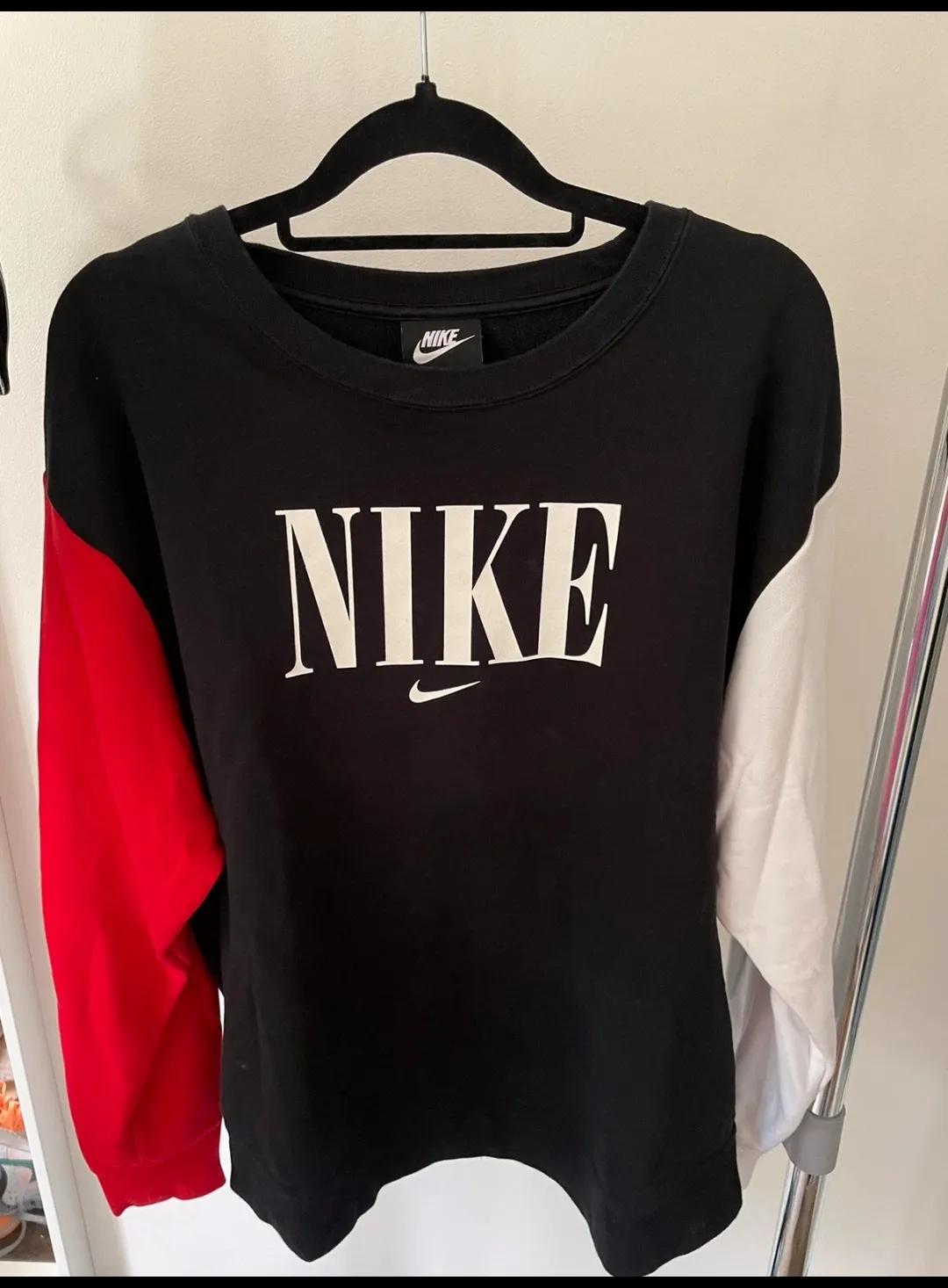 Nike T-shirt noir manches colorées