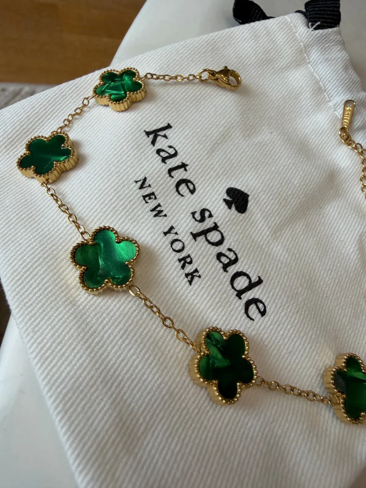 Bracelet Kate Spade motif trèfles verts et dorés – Kate Spade – taille Taille unique 2