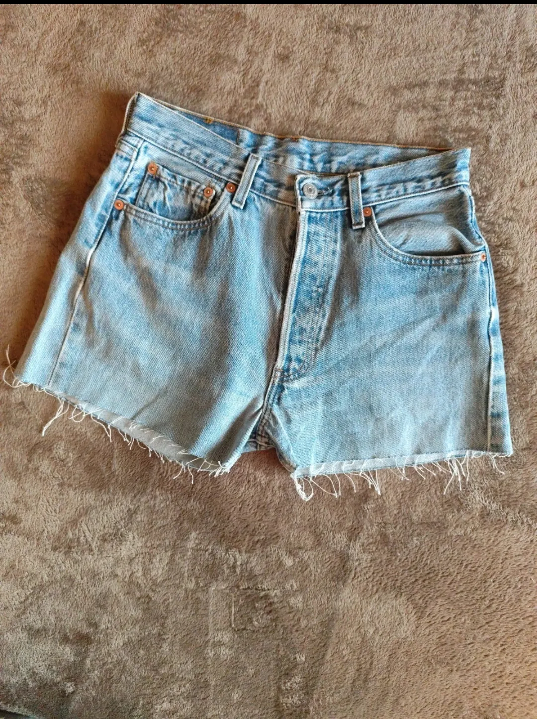 Short en jean bleu délavé bords effilochés