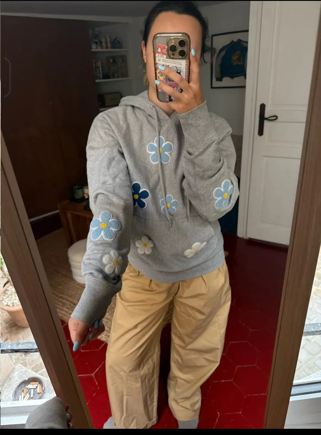 Sweatshirt gris fleurs patchées 2