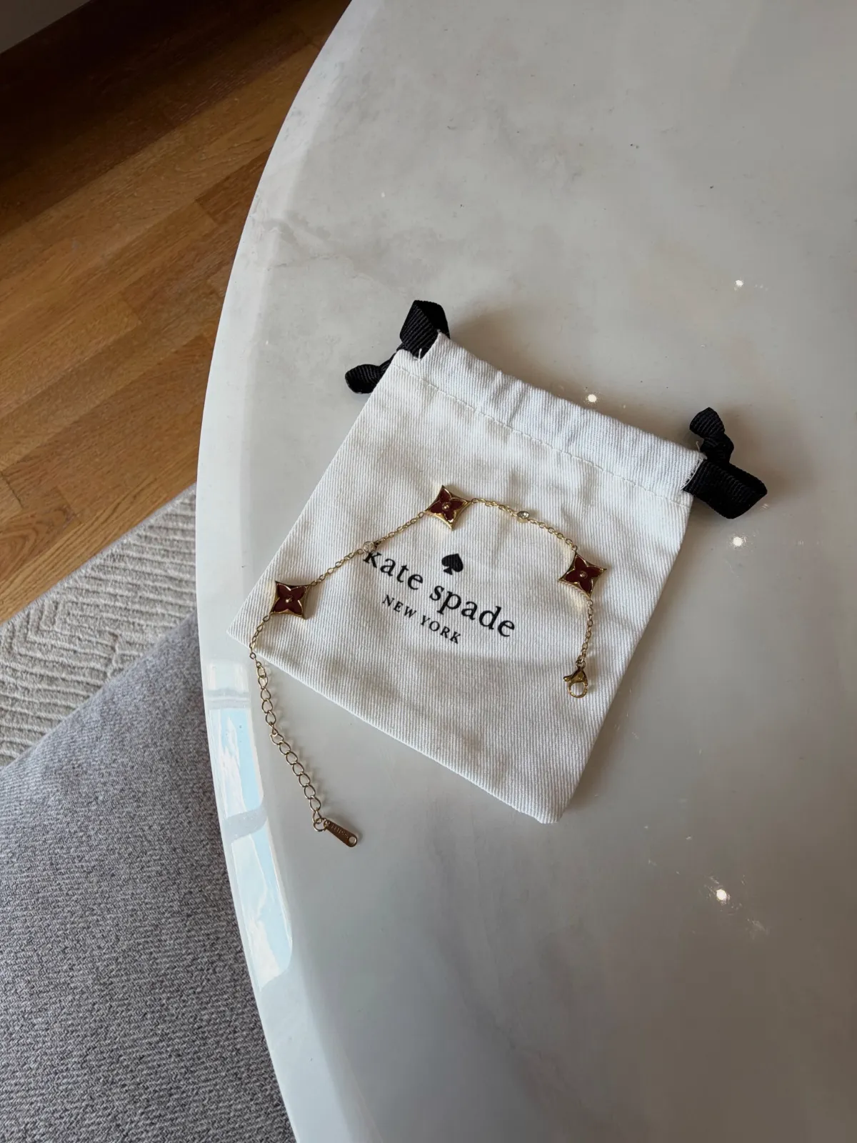 Bracelet Kate Spade doré à motifs trèfles bordeaux – kate spade – taille Taille unique 6