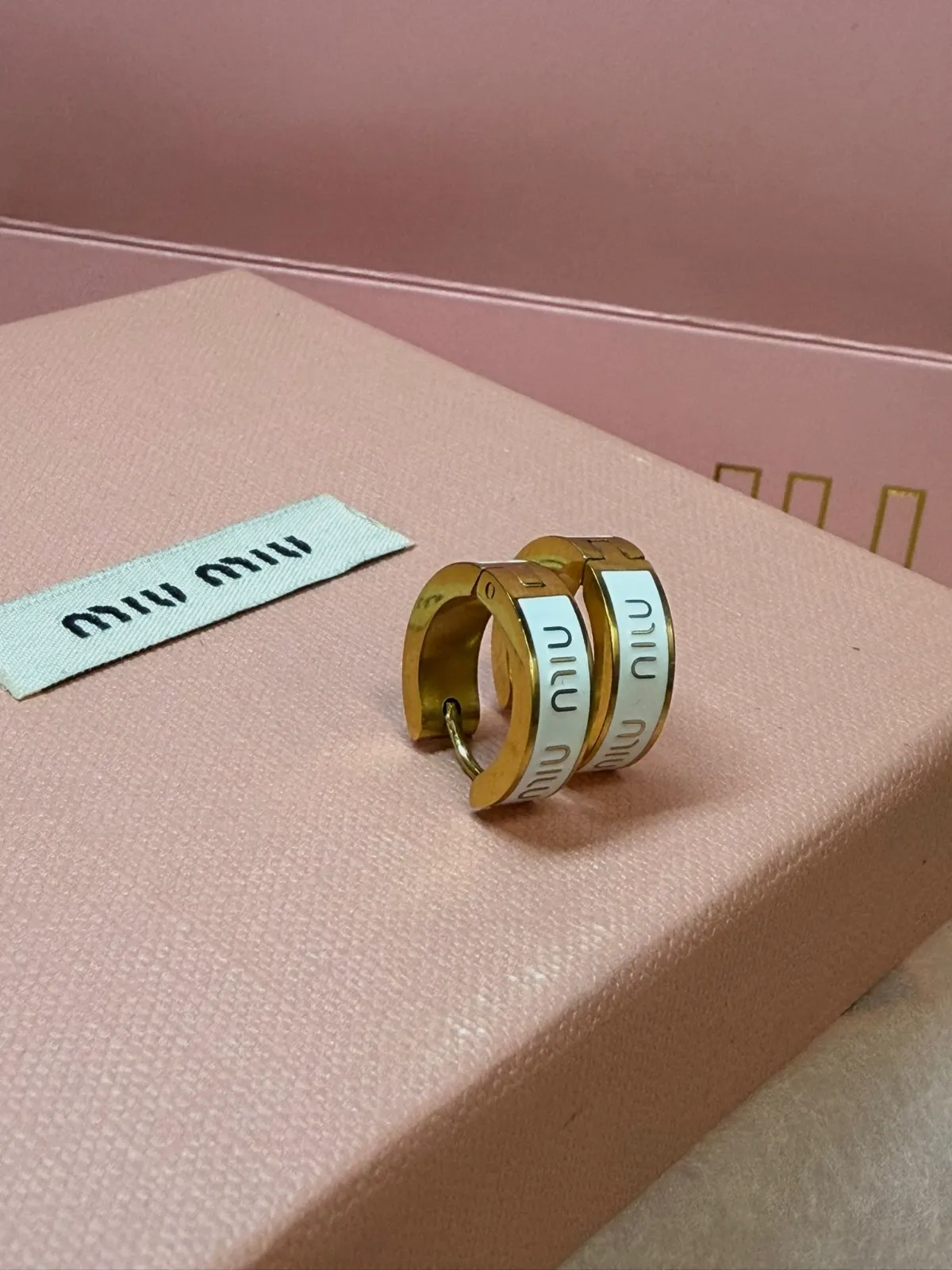 Boucles d'oreilles créoles Miu Miu dorées et blanches – Miu Miu – taille Taille unique 4